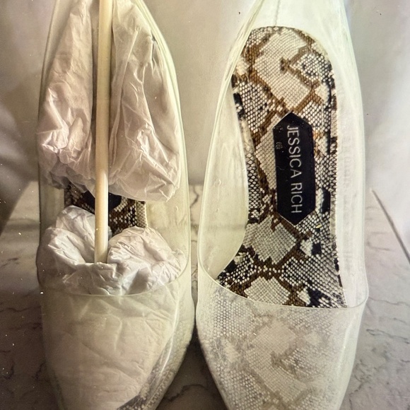 Jessica Rich White and Gold Heels - Picture 11 of 16